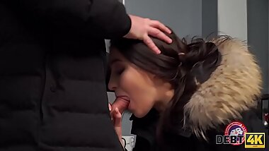 DEBT4k. La povera ragazza vuole l'_auto costosa, quindi perch&eacute_ viene inchiodata