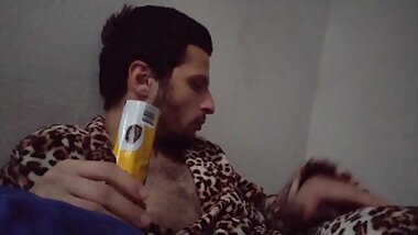 Moço Num Roupao Comendo Pra Engordar