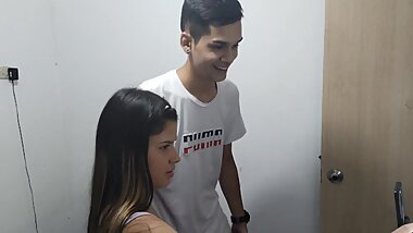 LE AYUDO a MI HERMANSTRA EN SUS VIDEOS Y TERMINO FOLLANDOMELA HASTA CORRERME EN SU VAGINA